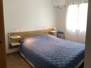 Posteľ alebo postele v izbe v ubytovaní Maison Confortable à 500m de la Plage avec Wifi, Jardin et Terrasse - La Tranche-sur-Mer - FR-1-22-339