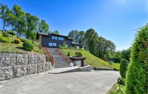 una casa su una collina con un muro di pietra di Nice Home In Gornja Pacetina With Wifi a Gornja Pačetina