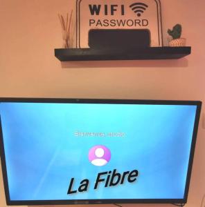 un monitor de ordenador con el logotipo de fibra lfa en él en chambre 2 pas du centre-ville, en Gisors