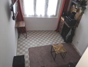an overhead view of a bathroom with a floor at chambre 2 pas du centre-ville in Gisors