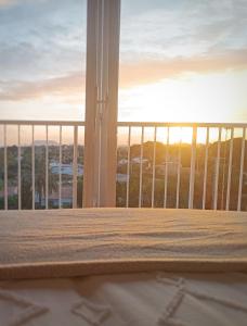 1 dormitorio con cama y ventana con vistas a la puesta de sol en California Suite - All-day Sunny 2-Bedroom Apartment en El Campello