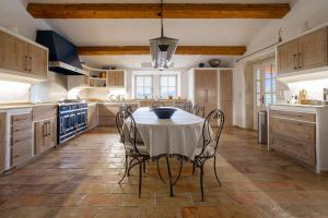 梅納的住宿－Campagne du Treyas，厨房配有桌椅