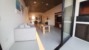 a living room with a bed and a desk in a room at Edificio Flats del sol in Asunción
