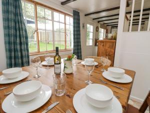 フレッシュウォーターにあるRose Cottageのダイニングテーブル(白い料理、ワイン1本付)