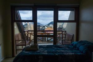 um quarto com vista para uma mesa e cadeiras em Gente del Sur - Odino em Ushuaia