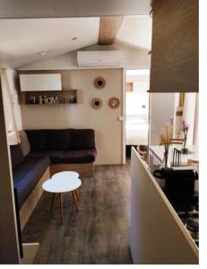 Afbeelding uit fotogalerij van Mobil-home VI 58 à Vias - La Carabasse - Camping Siblu avec piscine payante in Vias