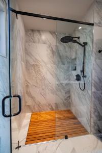 eine Dusche mit Glastür im Bad in der Unterkunft 4 Bedroom Lakefront House by Leavetown Vacations in Lakefield