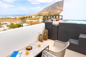 a balcony with a table and chairs and a view at WHITE BREEZE VILLAS in Éxo Goniá