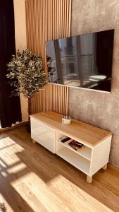 Μια τηλεόραση ή/και κέντρο ψυχαγωγίας στο Green Stone Apartment II