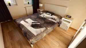 een groot bed in een kamer met een bank bij Green Stone Apartment II in Bydgoszcz