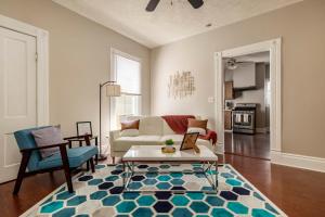 uma sala de estar com um sofá e uma mesa em TWO Units, Entire Stylish Home by CozySuites em Louisville