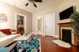 uma sala de estar com um sofá e uma lareira em TWO Units, Entire Stylish Home by CozySuites em Louisville