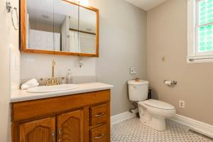 y baño con lavabo y aseo. en TWO Units, Entire Stylish Home by CozySuites, en Louisville