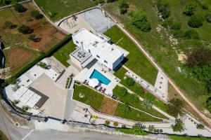 Πισίνα στο ή κοντά στο Modern Villa M30 with private pool, 3 en-suite bedrooms