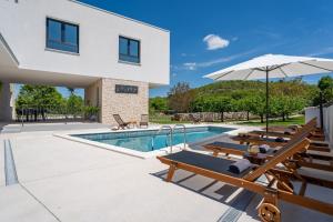 Πισίνα στο ή κοντά στο Modern Villa M30 with private pool, 3 en-suite bedrooms +50 φωτογραφίες