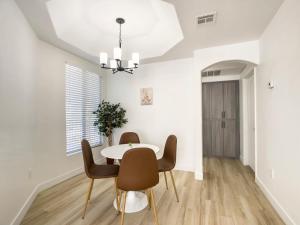 Posezení v ubytování Golf Lover's CozySuites Kierland Commons + 32 fotografií