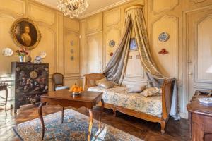 ein Wohnzimmer mit Sofa und Tisch in der Unterkunft Logement d'exception dans le Château de Lacypierre in Saint-Crépin-et-Carlucet