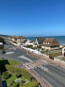 - Vistas a una calle con casas y al océano en BELLE VUE MER - Villers sur mer, en Villers-sur-Mer