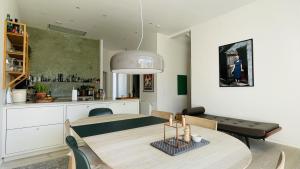 uma cozinha e sala de jantar com uma mesa de madeira e uma sala de jantar em ApartmentInCopenhagen Apartment 1537 em Copenhague