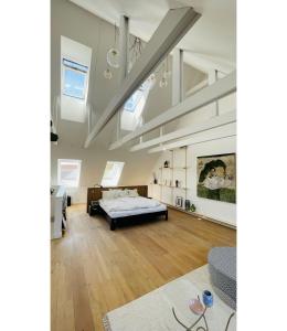 ein Wohnzimmer mit einem Bett und einem Sofa in der Unterkunft ApartmentInCopenhagen Apartment 1537 in Kopenhagen