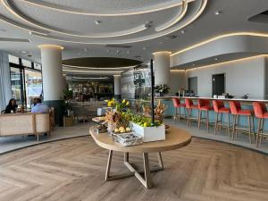 een lobby met een tafel met planten erop bij Keza Cove at Waterfall Ellipse in Midrand