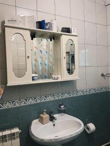 ein Badezimmer mit einem Waschbecken und einem Medizinschrank in der Unterkunft Countryside Guest House in Nikšić