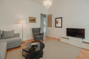 un soggiorno con divano e TV di Piccardi a Trieste