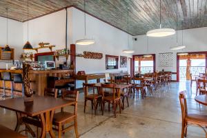 A restaurant or other place to eat at Mirante Mineiro Pousada