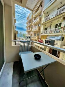 un tavolino in una stanza con finestra di Mini Suite Home a Alexandroupoli