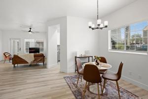 uma sala de jantar e sala de estar com mesa e cadeiras em NEW CozySuites TPC Scottsdale with parking, pool em Scottsdale