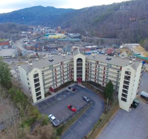 une vue aérienne d'un bâtiment avec un parking dans l'établissement Gatlinburg Chateau Condo 503, à Gatlinburg