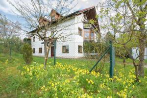 uma casa branca com flores amarelas à frente. em Iris em Walsdorf