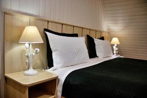 a bedroom with a large bed with white pillows at VELINN Pousada Chateau do Luar Prime in Campos do Jordão