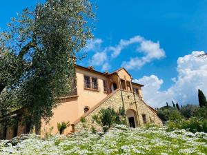 ein Gebäude mit Blumen davor in der Unterkunft Villa Cresci con piscina in Sassetta