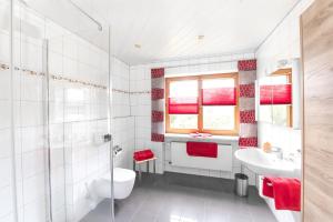 uma casa de banho branca com um lavatório e um WC em Iris em Walsdorf