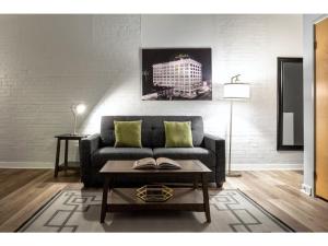 Posedenie v ubytovaní 2BR 2BA In The Block by CozySuites!