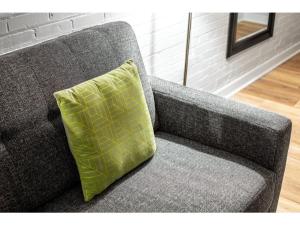 Posedenie v ubytovaní 2BR 2BA In The Block by CozySuites!