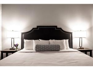 Posteľ alebo postele v izbe v ubytovaní 2BR 2BA In The Block by CozySuites!