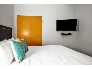 Televízia a/alebo spoločenská miestnosť v ubytovaní 2BR 2BA In The Block by CozySuites!