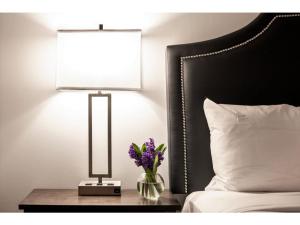 Posteľ alebo postele v izbe v ubytovaní 2BR 2BA In The Block by CozySuites!
