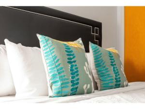 Posteľ alebo postele v izbe v ubytovaní 2BR 2BA In The Block by CozySuites!