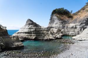 una formación rocosa en la playa con el océano en el fondo en LODGE MONDO - Vacation STAY 23824v, en Nishina