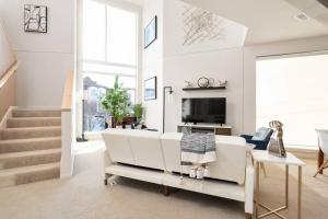 インディアナポリスにあるUpscale 3BR Penthouse by CozySuitesの白いソファとテレビのあるリビングルーム +21枚の写真
