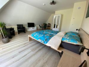 ein Schlafzimmer mit einem großen Bett und einem TV in der Unterkunft B&B Bosstee in Vledderveen