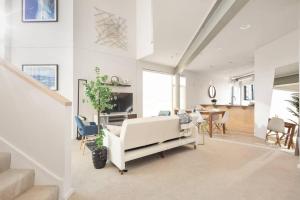 インディアナポリスにあるTWO Modern Penthouses on Mass by CozySuitesのソファとテーブルのある白いリビングルーム +36枚の写真