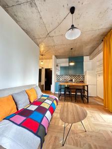 ein Wohnzimmer mit einem Sofa und einem Tisch in der Unterkunft Gvazi Apartment in Tbilisi City