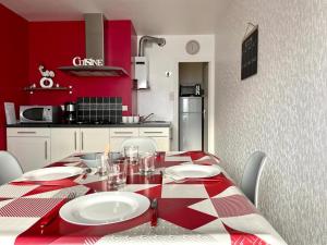 einen Esstisch mit einem roten und weißen karierten Tischtuch in der Unterkunft BUBBLE GOM'Z in Saint-Hilaire-de-Riez