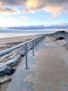 une promenade sur la plage avec l'océan en arrière-plan dans l'établissement BUBBLE GOM'Z, à Saint-Hilaire-de-Riez
