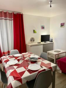 - une table à manger avec un chiffon rouge et blanc dans l'établissement BUBBLE GOM'Z, à Saint-Hilaire-de-Riez