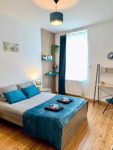 una camera da letto con un letto con due piatti sopra di Maison 3 chambres - 600m Métro Marbrerie - Lille a Mons-en-Baroeul